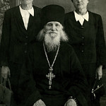 Архимандрит Доримедонт с духовными чадами